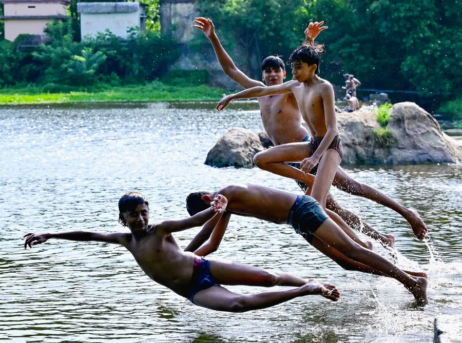 പൂടൂർ ചെക്ക്ഡാമിൽ അവധിക്കാലത്തിന്റെ അവസാന നിമിഷങ്ങൾ ചെലവിടുന്ന വിദ്യാർഥികൾ
