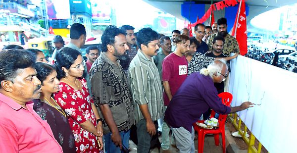 കേരള വാട്ടർ അതോറിറ്റി എംപ്ലോയിസ് യൂണിയൻ (സിഐടിയു) സംസ്ഥാന സമ്മേളനത്തിന്റെ പ്രചാരണാർഥം  കാസർകോട്‌ പുതിയ ബസ്‌സ്‌റ്റാൻഡ്‌ പരിസരത്ത്  സംഘടിപ്പിച്ച ചിത്രകാര കൂട്ടായ്മ ചിത്രകാരൻ ശ്യാമ ശശി ഉദ്ഘാടനം ചെയ്യുന്നു