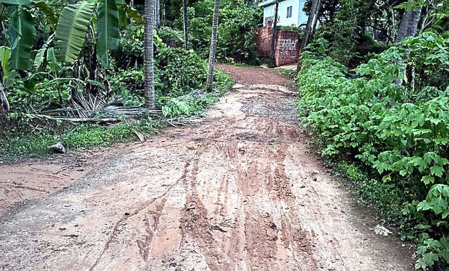 കുണ്ടടുക്കത്തേക്ക് ഒഴുകിയെത്തിയ ചളി റോഡിൽ നിറഞ്ഞ നിലയിൽ