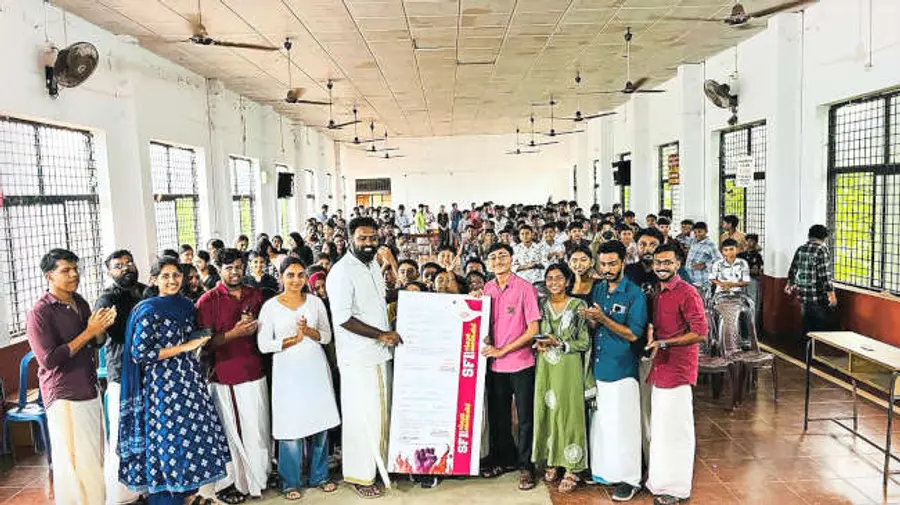 എസ്എഫ്ഐ മെമ്പർഷിപ്പ് പ്രവർത്തനത്തിന്റെ ജില്ലാതല ഉദ്ഘാടനം കല്യാശേരി കെ പി ആർ ജിഎച്ച്എസ്എസിൽ കേന്ദ്ര കമ്മിറ്റി അംഗം
എസ് കെ ആദർശ് നിർവഹിക്കുന്നു