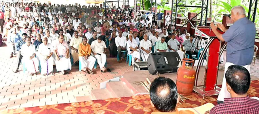 ഇന്ധനവില വർധനയ്ക്കും വിലക്കയറ്റത്തിനുമെതിരെ  സിപിഐ എം ചെറുവത്തൂർ ഏരിയാ കമ്മിറ്റി സംഘടിപ്പിച്ച   പ്രതിഷേധമാർച്ച്‌ സംസ്ഥാന സെക്രട്ടറിയറ്റംഗം എം വി ജയരാജൻ ഉദ്‌ഘാടനംചെയ്യുന്നു  