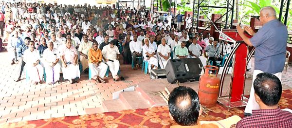 ഇന്ധനവില വർധനയ്ക്കും വിലക്കയറ്റത്തിനുമെതിരെ  സിപിഐ എം ചെറുവത്തൂർ ഏരിയാ കമ്മിറ്റി സംഘടിപ്പിച്ച   പ്രതിഷേധമാർച്ച്‌ സംസ്ഥാന സെക്രട്ടറിയറ്റംഗം എം വി ജയരാജൻ ഉദ്‌ഘാടനംചെയ്യുന്നു  