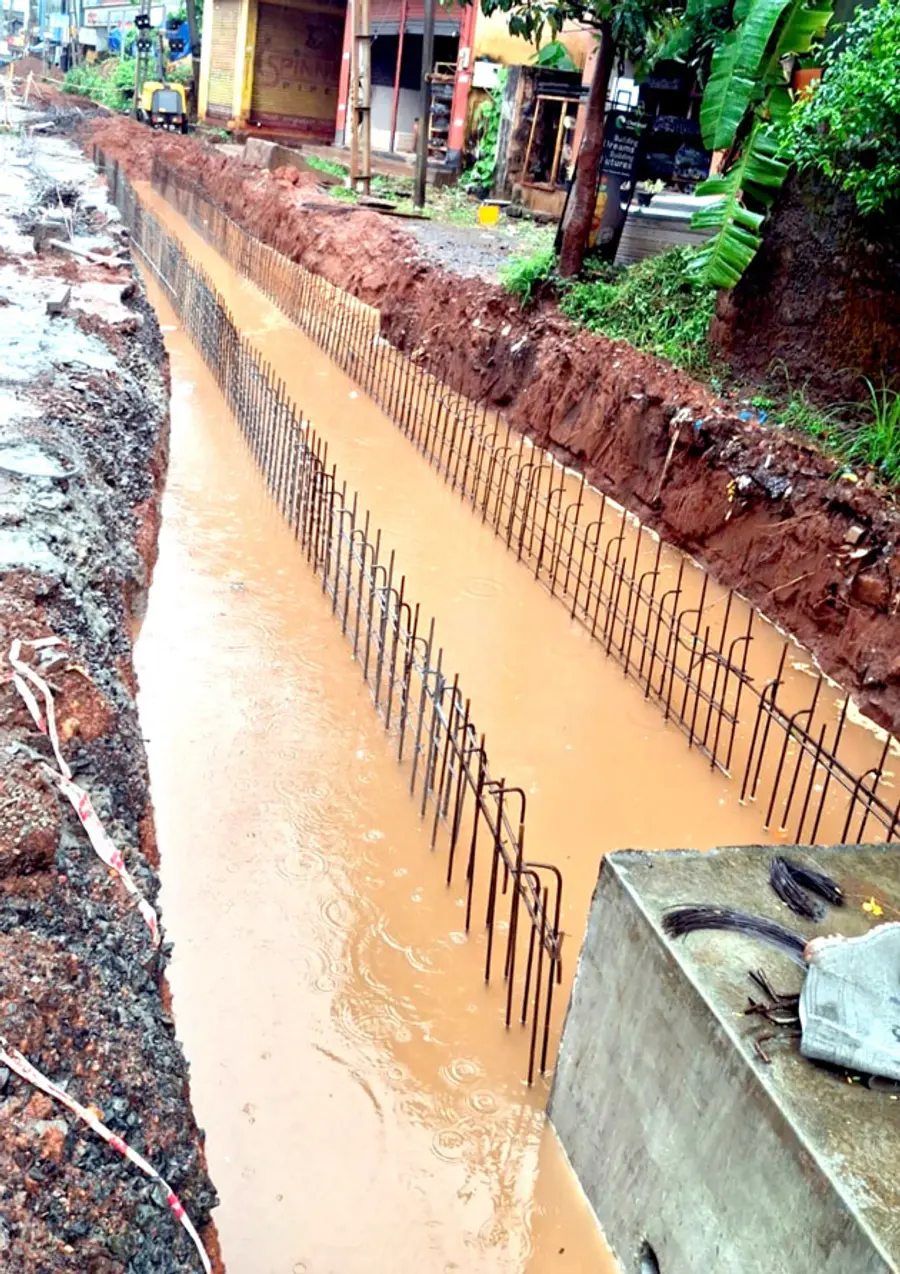 ദേശീയപാതയിൽ നീലേശ്വരം മാർക്കറ്റ് ജങ്ഷനിൽ ഓവുചാലിനായി
കുഴിയെടുത്ത സ്ഥലത്തെ വെള്ളക്കെട്ട്