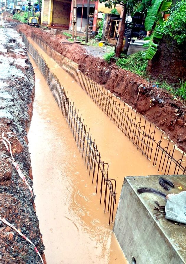 ദേശീയപാതയിൽ നീലേശ്വരം മാർക്കറ്റ് ജങ്ഷനിൽ ഓവുചാലിനായി  കുഴിയെടുത്ത സ്ഥലത്തെ വെള്ളക്കെട്ട്
