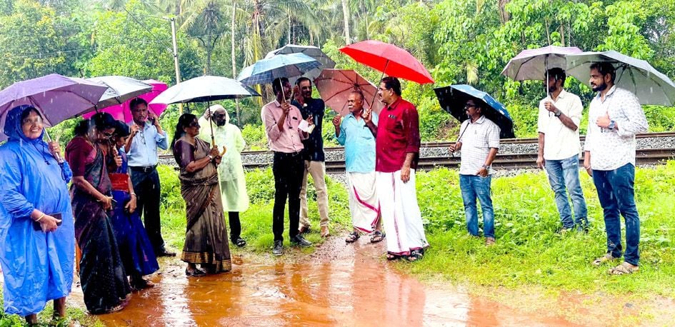 മൂലപ്പള്ളിയിൽ റെയിൽവേ മേൽ നടപ്പാലം നിർമിക്കാനുള്ള സ്ഥലം  ജനപ്രതിനിധികളും  റെയിൽവേ ഉദ്യോഗസ്ഥരും സന്ദർശിക്കുന്നു