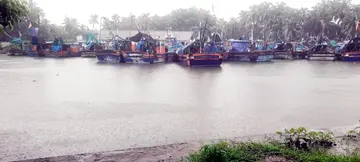 മടക്കര പഴയ തുറമുഖത്ത് മീൻപിടിത്ത ബോട്ടുകൾ കെട്ടി നിർത്തിയപ്പോൾ