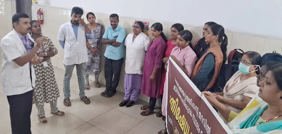 നഴ്സുമാരുടെ മാനദണ്ഡവിരുദ്ധ സ്ഥലംമാറ്റത്തിനെതിരെ പാലക്കാട് സംഘടിപ്പിച്ച പ്രതിഷേധം കെജിഎൻഎ സംസ്ഥാന സെക്രട്ടറിയറ്റ് അംഗം ആർ സുരേഷ്
ഉദ്ഘാടനം ചെയ്യുന്നു