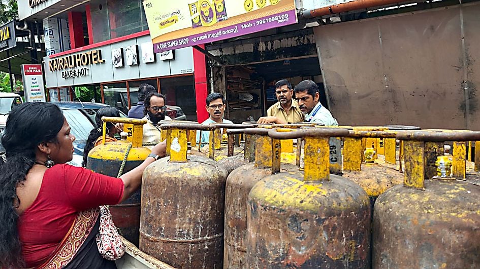 കണ്ണപുരം- ഇരിണാവ് റോഡിന് സമീപം പിടികൂടിയ ഗ്യാസ് സിലിണ്ടറുകൾ  ജില്ലാ സപ്ലൈ ഓഫീസർ എൻ കെ ബിന്ദു പരിശോധിക്കുന്നു