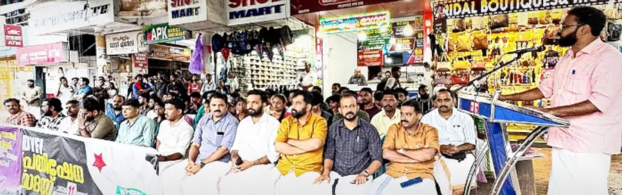 മന്ത്രി സണ്ണി ജോസഫിന്റെ സ്വജനപക്ഷപാതത്തിനെതിരെ ഡിവൈഎഫ്ഐ ഇരിട്ടിയിൽ സംഘടിപ്പിച്ച പ്രതിഷേധ സദസ് സംസ്ഥാന സെക്രട്ടറി
വി കെ സനോജ് എംഎൽഎ ഉദ്ഘാടനം ചെയ്യുന്നു