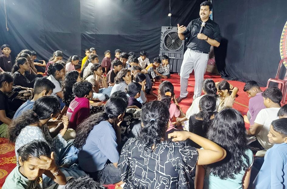 ബേഡകം ബീംബുങ്കാൽ ധ്വനി സർഗവേദി സംഘടിപ്പിച്ച അവധിക്കാല ക്യാമ്പിൽ ജില്ലാ പൊലീസ് മേധാവി പി നിധിൻ രാജ് നാടകത്തെ കുറിച്ച് ക്ലാസെടുക്കുന്നു (ഫയൽചിത്രം)