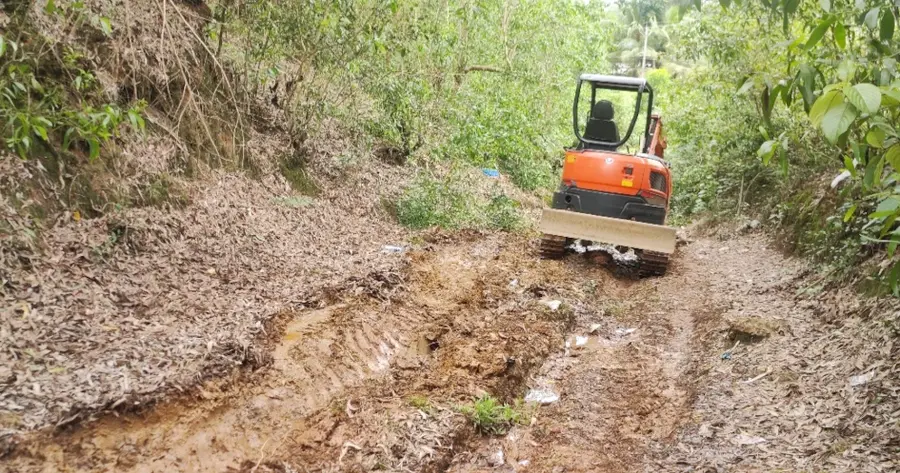 കുളങ്ങാട്ടുമലയിലെ മണ്ണിടിച്ചിൽ തടയുന്നതിനുള്ള പ്രാരംഭ പ്രവർത്തനത്തിന് മണ്ണുമാന്തിയന്ത്രം എത്തിച്ചപ്പോൾ