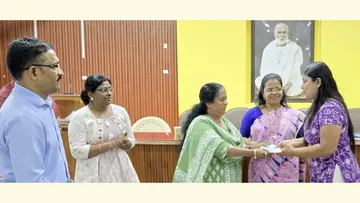 ചെമ്പഴന്തി എസ്എൻ കോളേജിന്റെ മഹേഷ് സുരേന്ദ്രൻപിള്ള ഭൗമശാസ്ത്ര
പുരസ്കാരം ഡി വി ദേവികയ്ക്ക് എൻ രൂപ സമ്മാനിക്കുന്നു