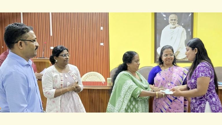 ചെമ്പഴന്തി എസ്എൻ കോളേജിന്റെ മഹേഷ് സുരേന്ദ്രൻപിള്ള ഭൗമശാസ്ത്ര  പുരസ്കാരം ഡി വി ദേവികയ്ക്ക്‌ എൻ രൂപ സമ്മാനിക്കുന്നു 