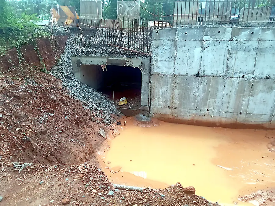 പൊള്ളക്കടയില്‍ നിര്‍മാണം പൂര്‍ത്തിയാകാത്ത അടിപ്പാതയും സര്‍വീസ് റോഡിനായിയെടുത്ത കുഴിയും