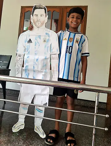 മെസിയുടെ കട്ടൗട്ട് ചിത്രവുമായി നന്ദിദ് ദേവ്