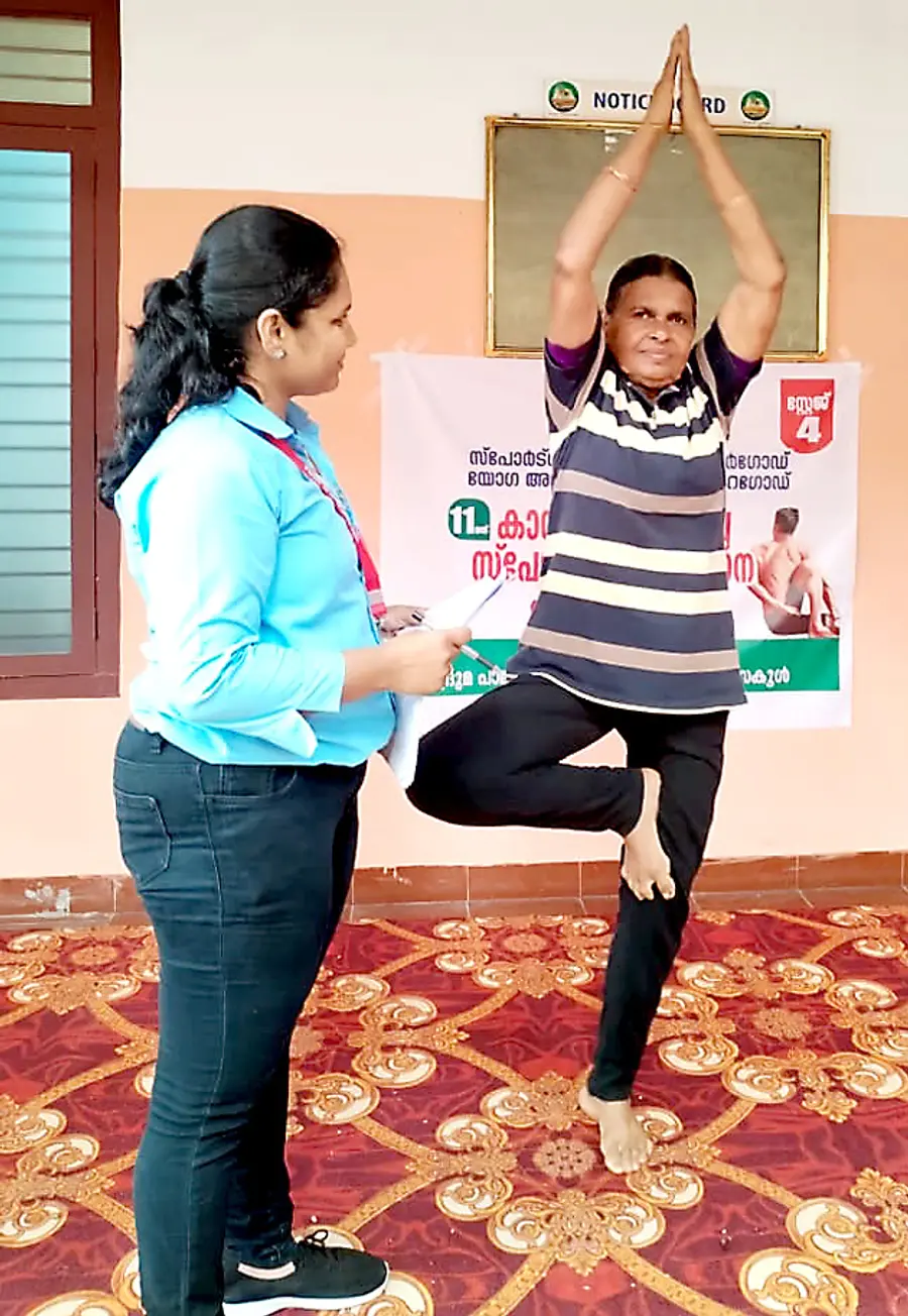 പാലക്കുന്നിലെ ജില്ലാ യോഗാ ചാമ്പ്യൻഷിപ്പിൽ യോഗാ അവതരിപ്പിക്കുന്ന തമ്പായിയമ്മ