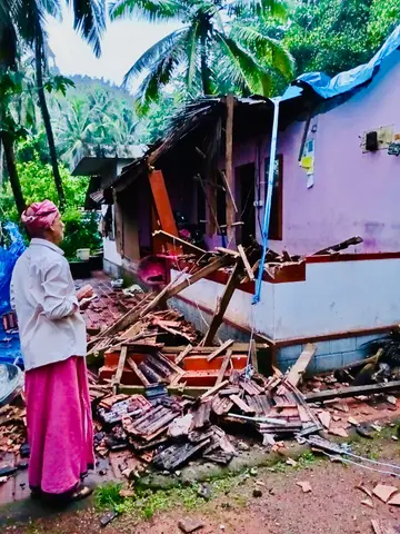 മുളിയാർ പാണൂരിൽ കുണ്ടത്താനം ഗംഗാധരന്റെ വീട്  തകർന്ന നിലയിൽ