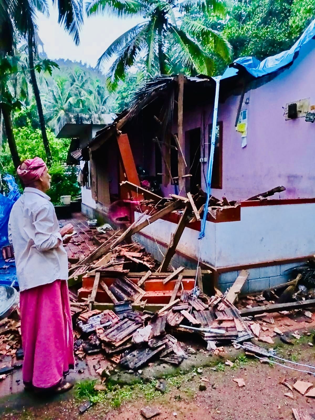 മുളിയാർ പാണൂരിൽ കുണ്ടത്താനം ഗംഗാധരന്റെ വീട്  തകർന്ന നിലയിൽ
