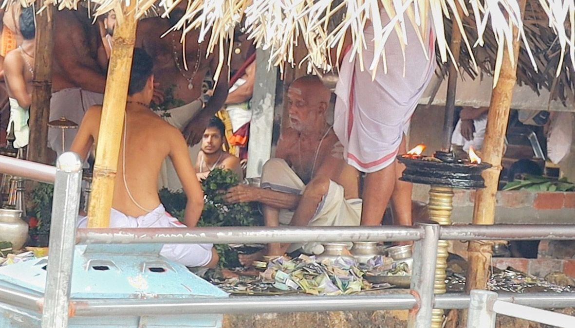   കൊട്ടിയൂർ വൈശാഖ മഹോത്സവത്തിലെ നാലാമത്തെ ആരാധനയായ രോഹിണി ആരാധനയോടനുബന്ധിച്ച് ഞായറാഴ്ച കൊട്ടിയൂരിൽ വൻ തീർത്ഥാടനത്തിരക്ക്. 
