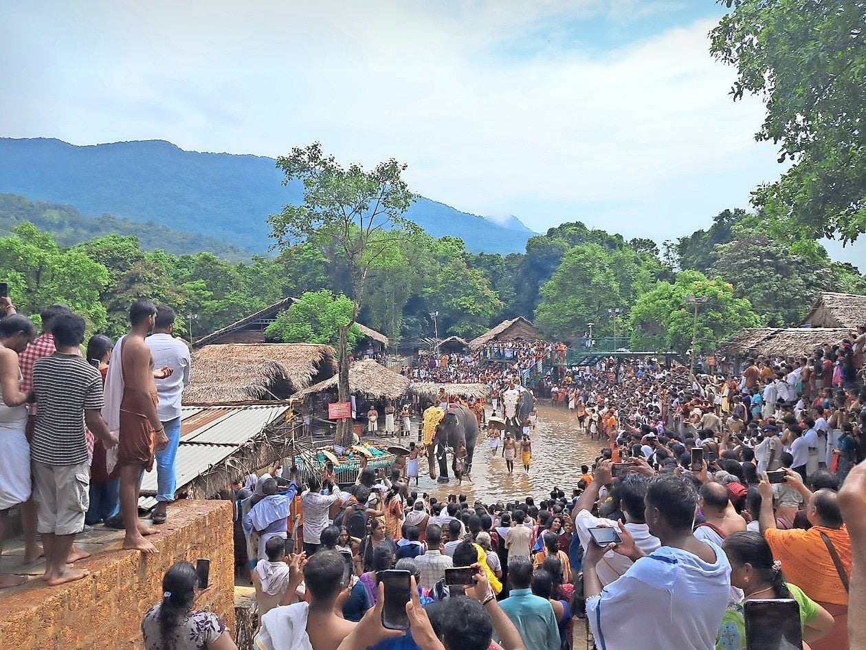 കൊട്ടിയൂർ വൈശാഖ മഹോത്സവം രോഹിണി ആരാധനയോടനുബന്ധിച്ച് നടന്ന  ആലിംഗന പുഷ്പാഞ്ജലിയിൽനിന്ന്‌
