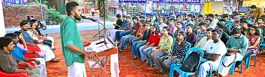 എസ്എഫ്ഐ രാപകൽസമരം കാസർകോട് പുതിയ ബസ് സ്റ്റാൻഡ് പരിസരത്ത് കേന്ദ്രകമ്മിറ്റി അംഗം ബിപിൻരാജ് പായം ഉദ്ഘാടനംചെയ്യുന്നു