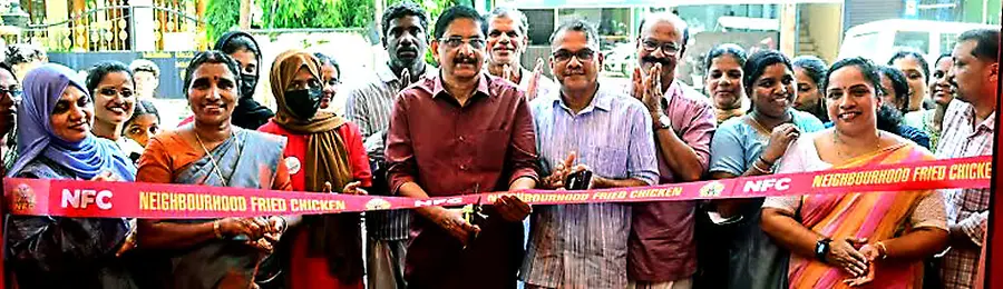 കുടുംബശ്രീ ജില്ലാമിഷൻ നടപ്പാക്കുന്ന നൈബർഹുഡ് ഫ്രൈഡ് ചിക്കൻ ഔട്ട്ലെറ്റ് കാഞ്ഞങ്ങാട് ഇക്ബാൽ ജങ്ഷനിൽ കുടുംബശ്രീ എക്സിക്യൂട്ടീവ് ഡയരക്ടർ എച്ച് ദിനേശൻ ഉദ്ഘാടനംചെയ്യുന്നു