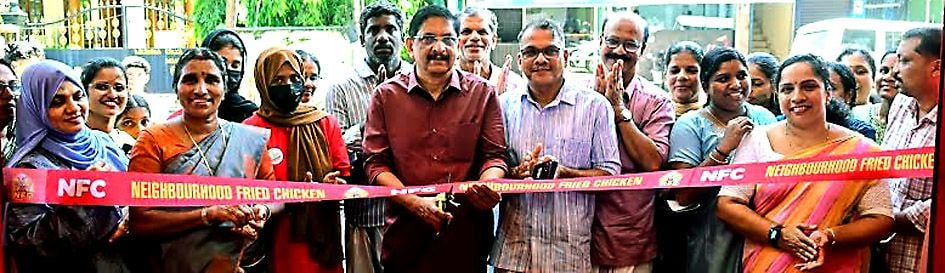 കുടുംബശ്രീ ജില്ലാമിഷൻ നടപ്പാക്കുന്ന നൈബർഹുഡ് ഫ്രൈഡ് ചിക്കൻ ഔട്ട്‌ലെറ്റ്‌ കാഞ്ഞങ്ങാട് ഇക്ബാൽ ജങ്‌ഷനിൽ കുടുംബശ്രീ എക്സിക്യൂട്ടീവ് ഡയരക്ടർ എച്ച്‌ ദിനേശൻ ഉദ്ഘാടനംചെയ്യുന്നു
