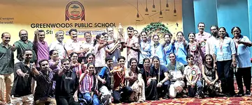 ജില്ലാ സ്പോർട്സ് യോഗാ  മത്സരത്തിൽ ചാമ്പ്യന്മാരായ തൃക്കരിപ്പൂർ ചേതന യോഗാ സെന്റർ എടാട്ടുമ്മലിന് ഉദുമ  പഞ്ചായത്ത് പ്രസിഡന്റ്‌ പി വി രാജേന്ദ്രൻ ട്രോഫി നൽകുന്നു