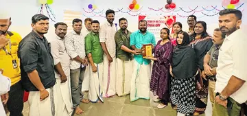 കണ്ണൂർ ഗവ. മെഡിക്കൽ കോളേജിൽ ഏറ്റവും കൂടുതൽ രക്തദാനം നടത്തിയ സംഘടനയ്ക്കുള്ള പുരസ്‌കാരം  ഡിവൈഎഫ്ഐ കണ്ണൂർ ജില്ലാ കമ്മിറ്റിക്ക്‌ വേണ്ടി നേതാക്കൾ ഏറ്റുവാങ്ങുന്നു