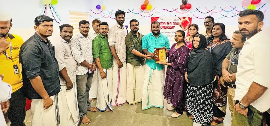 കണ്ണൂർ ഗവ. മെഡിക്കൽ കോളേജിൽ ഏറ്റവും കൂടുതൽ രക്തദാനം നടത്തിയ സംഘടനയ്ക്കുള്ള പുരസ്‌കാരം  ഡിവൈഎഫ്ഐ കണ്ണൂർ ജില്ലാ കമ്മിറ്റിക്ക്‌ വേണ്ടി നേതാക്കൾ ഏറ്റുവാങ്ങുന്നു
