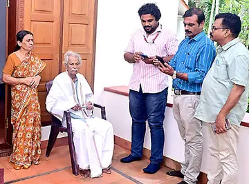ശില്‍പി കാനായി കുഞ്ഞിരാമന്‍ കാഞ്ഞങ്ങാട് അതിയാമ്പൂരിലെ വീട്ടിലിരുന്ന് മൊബൈല്‍ ഫോണില്‍ സെന്‍സസ് പോര്‍ട്ടലില്‍ വിവരങ്ങള്‍ നല്‍കി ഡിജിറ്റല്‍ സെന്‍സസിന് തുടക്കംകുറിക്കുന്നു