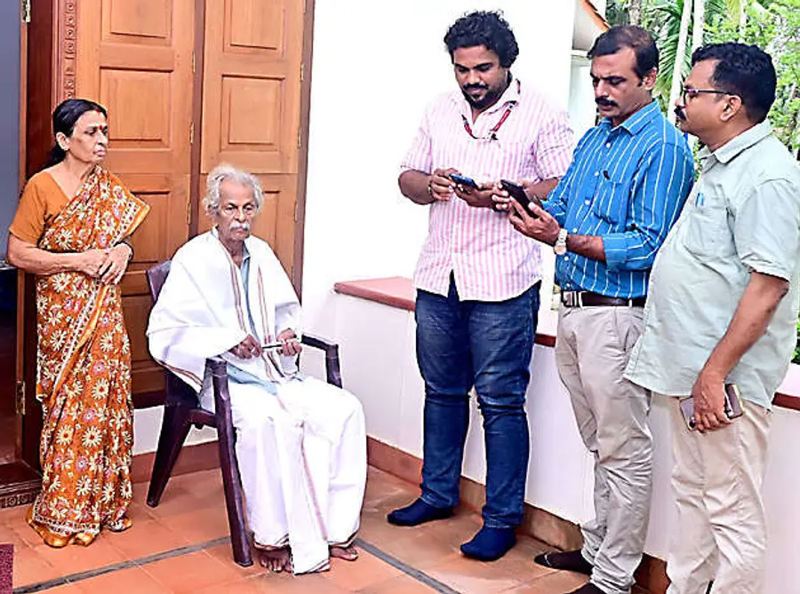 ശില്‍പി കാനായി കുഞ്ഞിരാമന്‍ കാഞ്ഞങ്ങാട് അതിയാമ്പൂരിലെ വീട്ടിലിരുന്ന് മൊബൈല്‍ ഫോണില്‍ സെന്‍സസ് പോര്‍ട്ടലില്‍ വിവരങ്ങള്‍ നല്‍കി ഡിജിറ്റല്‍ സെന്‍സസിന് തുടക്കംകുറിക്കുന്നു