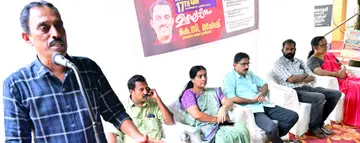 കെഎസ്ടിഎ ജില്ലാകമ്മറ്റി നേതൃത്വത്തിൽ വിവിധ ആവശ്യങ്ങളുന്നയിച്ച് അധ്യാപകര് കാഞ്ഞങ്ങാട് മാന്തോപ്പ്
മൈതാനിയിൽ നടത്തിയ കൂട്ടധർണ സംസ്ഥാന വൈസ് പ്രസിഡന്റ് കെ സി മഹേഷ് ഉദ്ഘാടനം ചെയ്യുന്നു