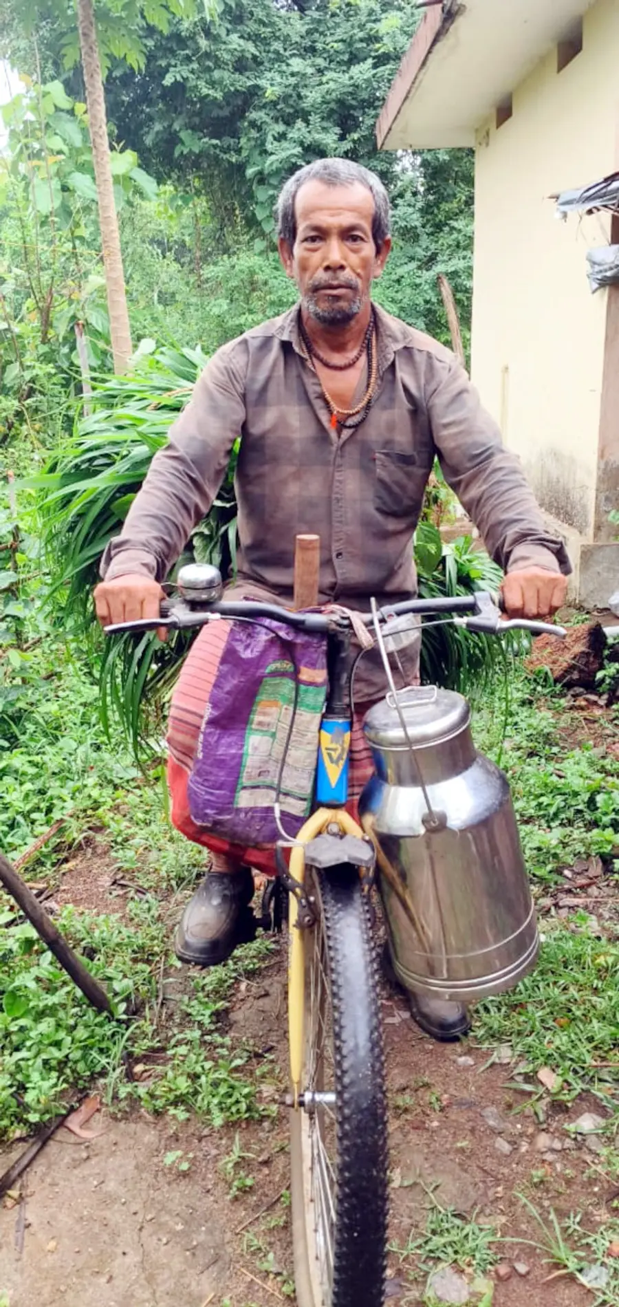 സൈക്കിളില്‍ പാല്‍വിതരണം നടത്തുന്ന ഉത്തം 