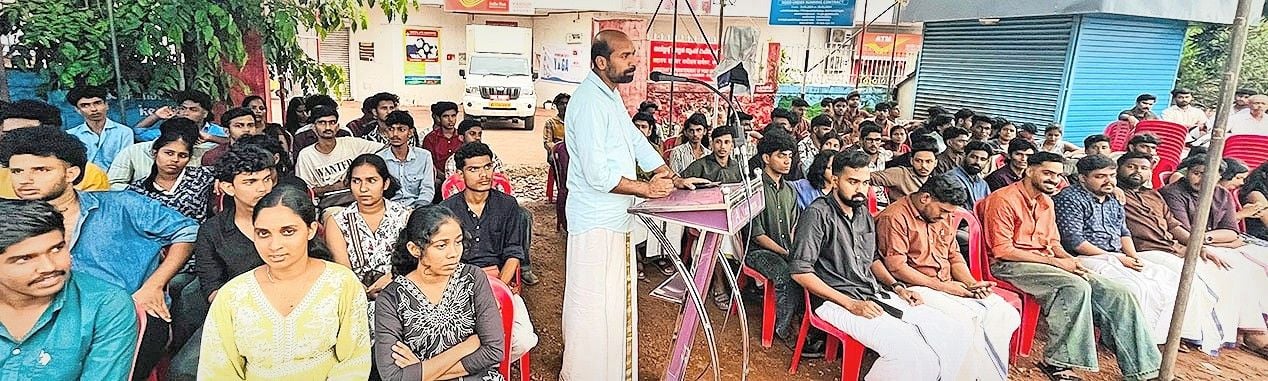 എസ്എഫ്ഐ കണ്ണൂർ ഹെഡ്പോസ്റ്റ് ഓഫീസിന് മുന്നിൽ നടത്തിയ രാപകൽ സമരത്തിൽ  വി ശിവദാസൻ എംപി സംസാരിക്കുന്നു