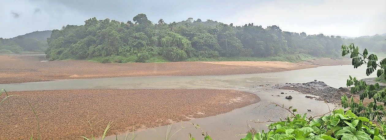 ജലനിരപ്പ്‌ ആശങ്കാജനകമായി താഴ്‌ന്ന ഇരിട്ടിപ്പുഴയുടെ കല്ലുമുട്ടി ഗ്രാമന്യായാലയം പരിസരത്തുനിന്നുള്ള ദൃശ്യം