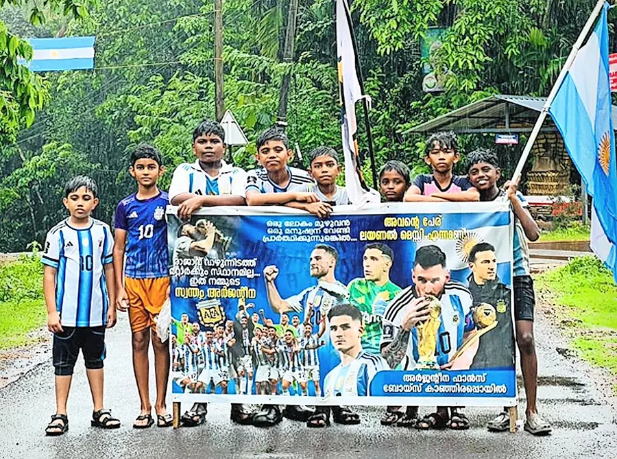 മഴയോ അതെല്ലാം നനയാം... മെസ്സിയുടെ ഓരോ നീക്കങ്ങളിലും അരവഞ്ചാലുകാരും ആരവം മുഴക്കുകയാണ്. അരവഞ്ചാൽ ഗവ. യുപി സ്കൂൾ നാലാം ക്ലാസിൽ പഠിക്കുന്ന ആർജവ് മുതൽ മാത്തിൽ ഗവ. ഹയർ സെക്കൻഡറിയിൽ ഒന്പതിൽ പഠിക്കുന്ന അബിത് വരെയുണ്ട് മെസ്സി ഫാൻസിൽ. റിക്വിൽ, ആഗ്നേയ്, പ്രണിത്ത്, മനു, കിരൺ, ആദിത്ത് എന്നിവരും ചേർന്ന് മെസ്സിയുടെ ഹാട്രിക്കിൽ സന്തോഷം പ്രകടിപ്പിച്ച് മഴനന്നഞ്ഞ് നടത്തിയ പ്രകടനം