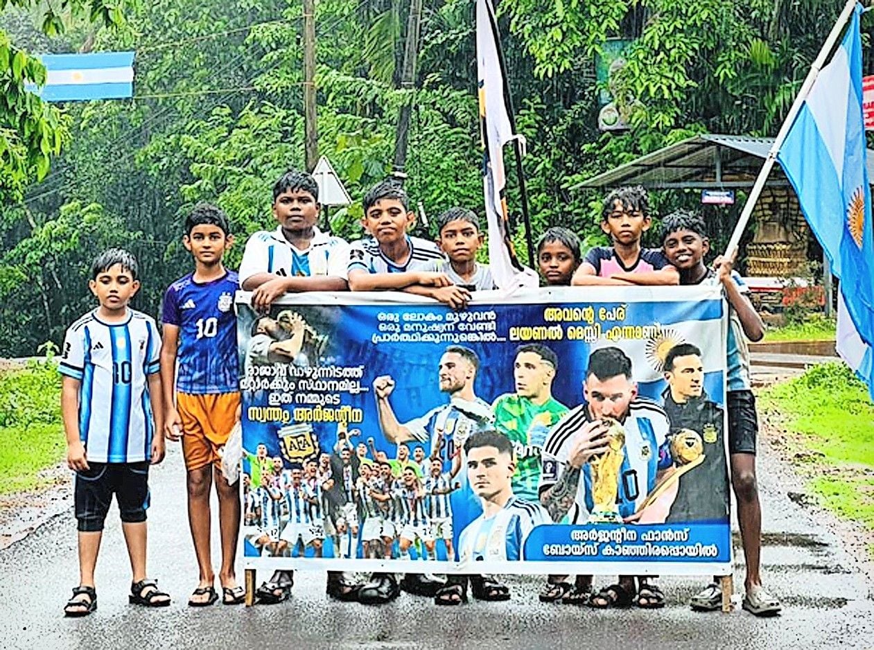 മഴയോ അതെല്ലാം നനയാം...  മെസ്സിയുടെ ഓരോ നീക്കങ്ങളിലും അരവഞ്ചാലുകാരും ആരവം മുഴക്കുകയാണ്‌.  അരവഞ്ചാൽ ഗവ. യുപി സ്‌കൂൾ നാലാം ക്ലാസിൽ പഠിക്കുന്ന ആർജവ് മുതൽ മാത്തിൽ ഗവ. ഹയർ സെക്കൻഡറിയിൽ ഒന്പതിൽ പഠിക്കുന്ന അബിത് വരെയുണ്ട് മെസ്സി ഫാൻസിൽ. റിക്വിൽ, ആഗ്നേയ്, പ്രണിത്ത്, മനു, കിരൺ, ആദിത്ത് എന്നിവരും ചേർന്ന്‌ മെസ്സിയുടെ ഹാട്രിക്കിൽ സന്തോഷം പ്രകടിപ്പിച്ച്‌ മഴനന്നഞ്ഞ്‌ നടത്തിയ പ്രകടനം 