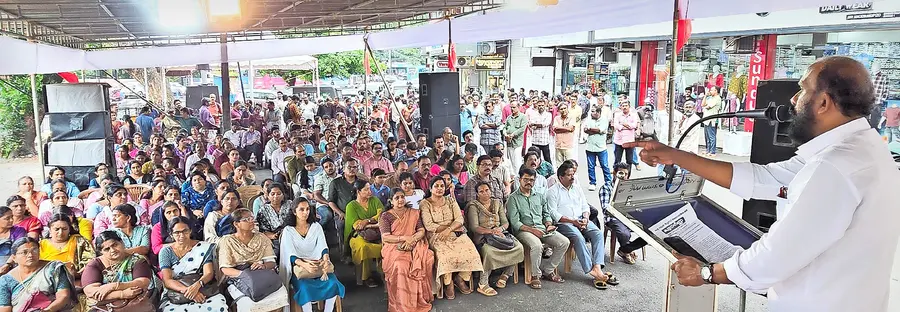 കെഎസ്ടിഎ നേതൃത്വത്തിൽ സ്റ്റേഡിയം കോർണറിൽ സംഘടിപ്പിച്ച ധർണ സംസ്ഥാന ട്രഷറർ കെ രാഘവൻ ഉദ്ഘാടനം ചെയ്യുന്നു