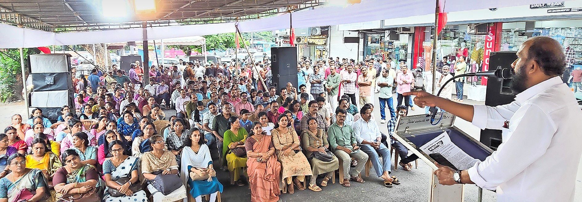 കെഎസ്‌ടിഎ നേതൃത്വത്തിൽ സ്‌റ്റേഡിയം കോർണറിൽ സംഘടിപ്പിച്ച ധർണ സംസ്ഥാന ട്രഷറർ കെ രാഘവൻ ഉദ്‌ഘാടനം ചെയ്യുന്നു  