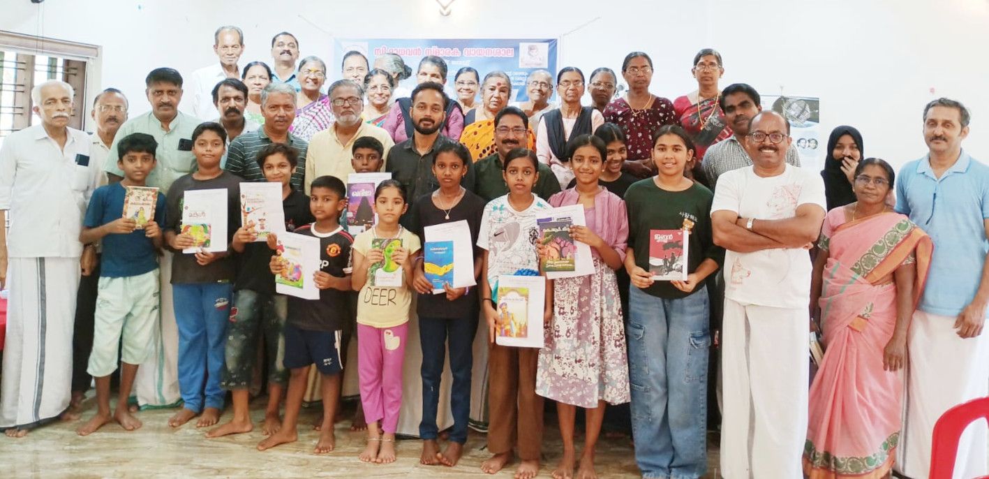 വായന ചലഞ്ചിൽ പങ്കെടുത്ത കുട്ടികൾ പുസ്‌തകങ്ങളുമായി 