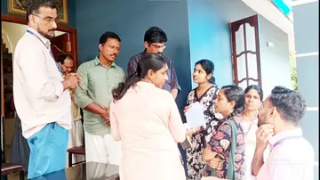 ഷിഗല്ല റിപ്പോർട്ട് ചെയ്ത വീട്ടിൽ നഗരസഭാ ചെയർപേഴ്സൺ പി കെ ശശിയുടെ നേതൃത്വത്തിൽ സന്ദർശിക്കുന്നു