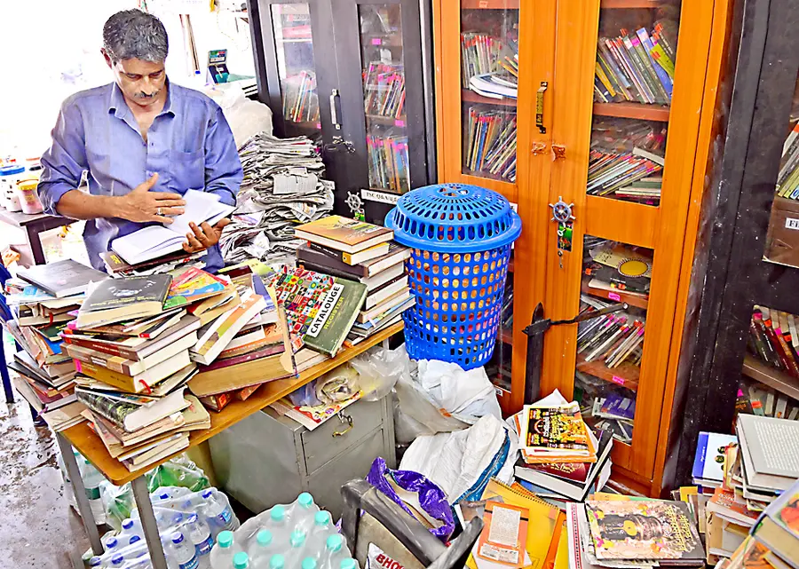 ഉദ്യാവർ മാടയിലെ ചായക്കടയിലെ ഗ്രന്ഥശേഖരത്തിനൊപ്പം സുരേന്ദ്ര കോട്ടിയാൻ