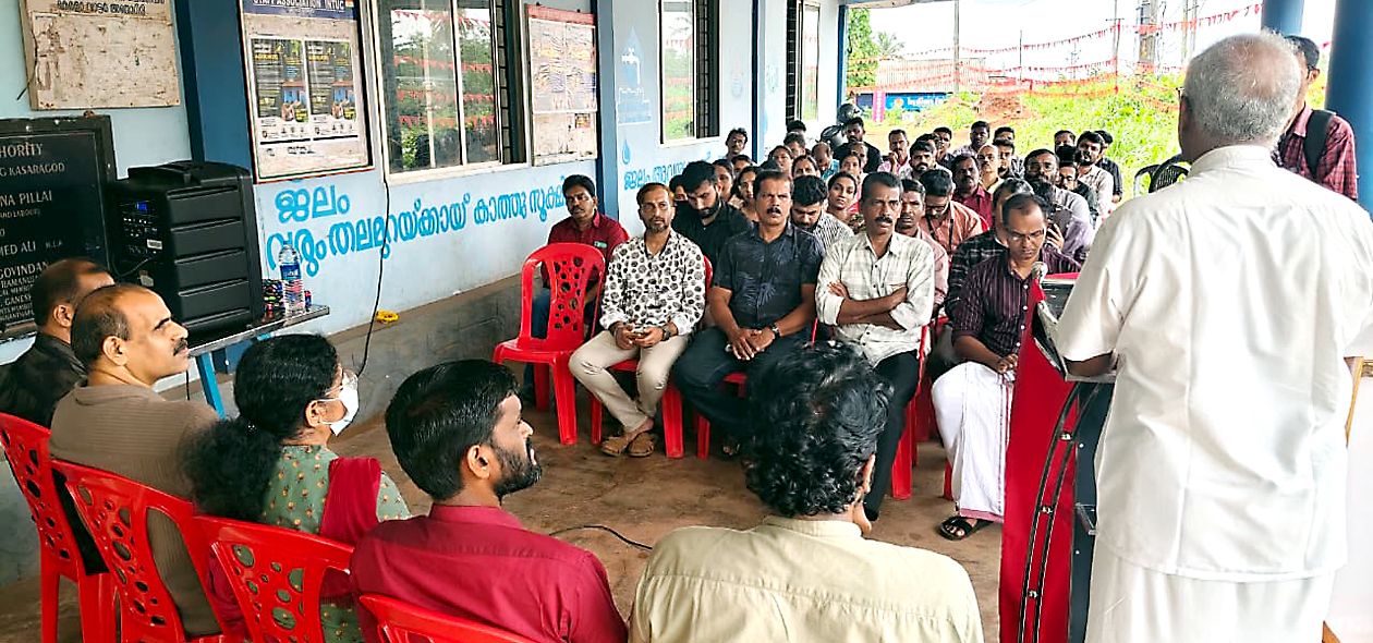 വിദ്യാനഗർ ഡിവിഷൻ ഓഫീസിനുമുന്നിൽ വാട്ടർ അതോറിറ്റി എംപ്ലോയീസ് യൂണിയൻ നടത്തിയ ധർണ സിഐടിയു  ജില്ലാ വൈസ് പ്രസിഡന്റ്‌ കാറ്റാടി കുമാരൻ ഉദ്ഘാടനംചെയ്യുന്നു