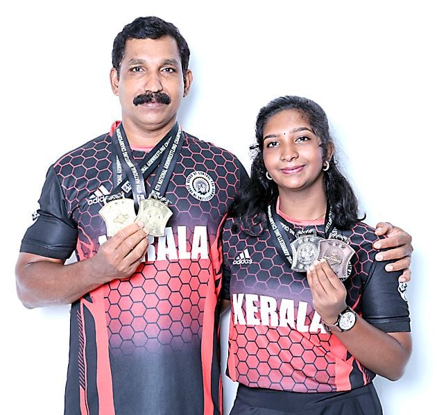 മെഡലുകളുമായി പി പ്രശാന്ത്കുമാറും മകൾ ശീതളും