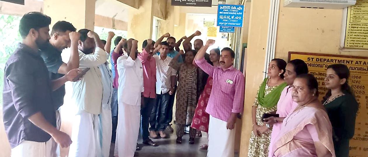 കെജിഒഎ സംസ്ഥാനകമ്മിറ്റി അംഗം കെ വി രാഘവനെ പുനലൂരിലേക്ക് സ്ഥലംമാറ്റിയ അന്യായ നടപടിക്കെതിരെ  എഫ്എസ്ഇടിഒ  ജില്ലാകമ്മിറ്റി നേതൃത്വത്തിൽ ജില്ലാ പട്ടികവർഗ ഓഫീസിനു മുന്നിൽ പ്രതിഷേധിക്കുന്നു