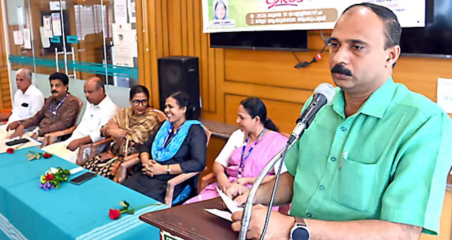 ജില്ലാ ആയുർവേദാശുപത്രിയിൽ നവീകരിച്ച കോസ്മെറ്റോളജി
യൂണിറ്റിന്റെ ഉദ്ഘാടനം നിർവഹിച്ചശേഷം ജില്ലാ പഞ്ചായത്ത്
പ്രസിഡന്റ് അഡ്വ ബിനോയ് കുര്യൻ സംസാരിക്കുന്നു