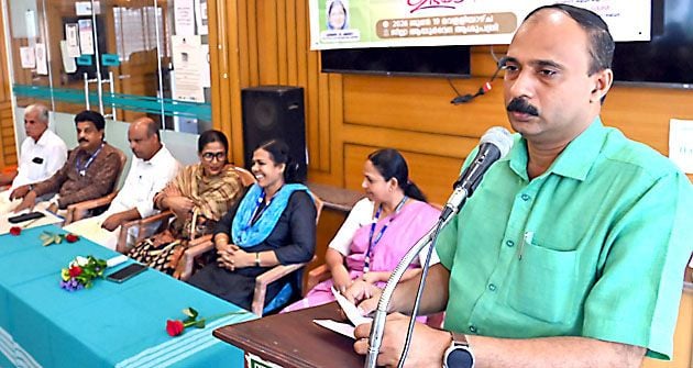 ജില്ലാ ആയുർവേദാശുപത്രിയിൽ നവീകരിച്ച കോസ്മെറ്റോളജി  യൂണിറ്റിന്റെ ഉദ്ഘാടനം നിർവഹിച്ചശേഷം ജില്ലാ പഞ്ചായത്ത്  പ്രസിഡന്റ് അഡ്വ ബിനോയ്‌ കുര്യൻ സംസാരിക്കുന്നു