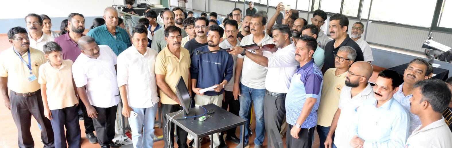 ജില്ലാ ഷൂട്ടിങ് ചാമ്പ്യൻഷിപ്പ് അമ്പലത്തറ ഷൂട്ടിങ് റെയ്ഞ്ചിൽ കലക്ടർ അർജുൻ പാണ്ഡ്യൻ ഉദ്‌ഘാടനംചെയ്യുന്നു