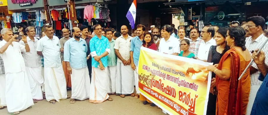 സംസ്ഥാനസര്‍ക്കാര്‍ ബജറ്റില്‍ പ്രവാസികളെ അവഗണിച്ചതില്‍ പ്രതിഷേധിച്ച് കേരള പ്രവാസി സംഘം   ജില്ലാ കമ്മിറ്റിയുടെ നേതൃത്വത്തിൽ നടത്തിയ കാഞ്ഞങ്ങാട്ട്‌ നടത്തിയ മാര്‍ച്ച് സംസ്ഥാന സെക്രട്ടറി പി കെ അബ്ദുള്ള ഉദ്ഘാടനം ചെയ്യുന്നു 